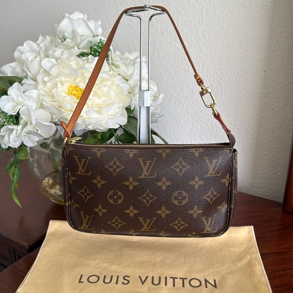 🌹Louis Vuitton Vintage Monogram Pouchette - Picture 1 of 15